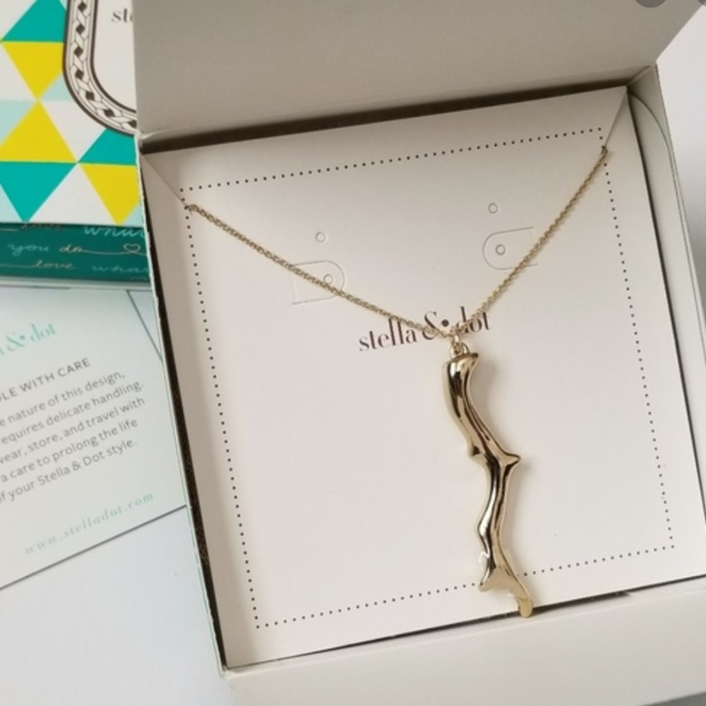 ⬇︎$26 NEW Stella & Dot Chase Coral Pendant
